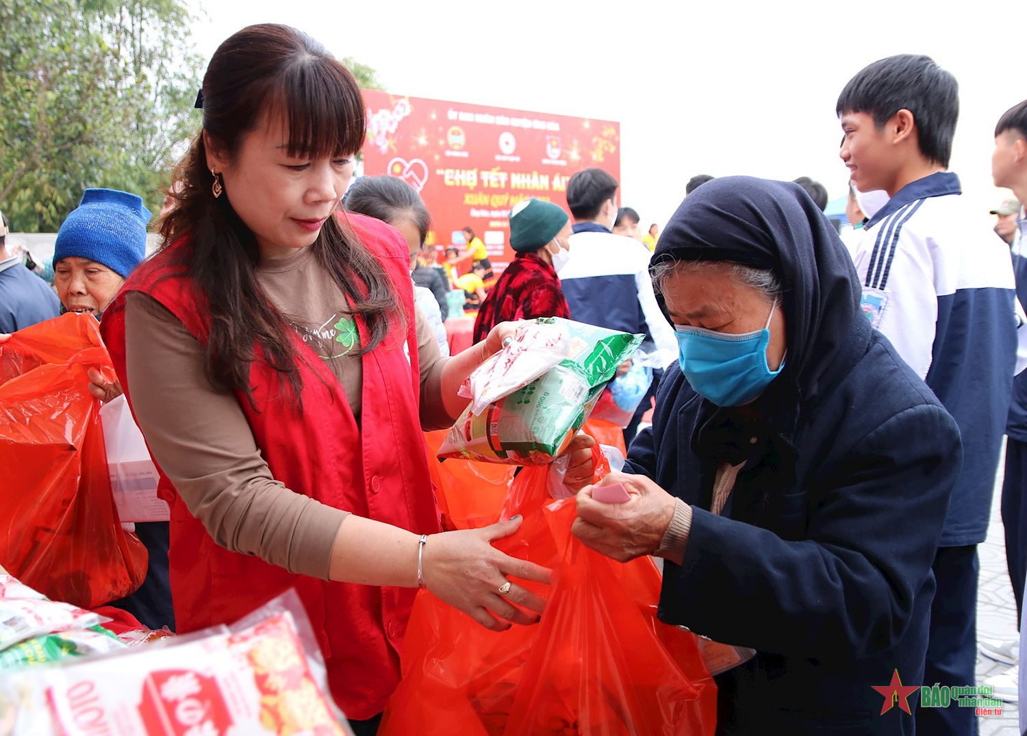 Ấm lòng “Chợ Tết nhân ái”